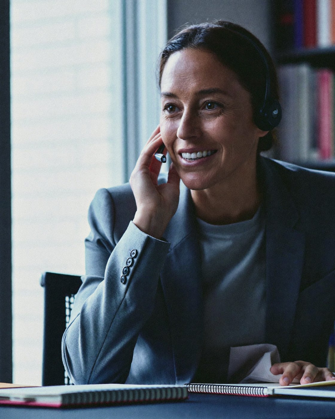 Sales Consultant al telefono con un cliente dalla propria postazione